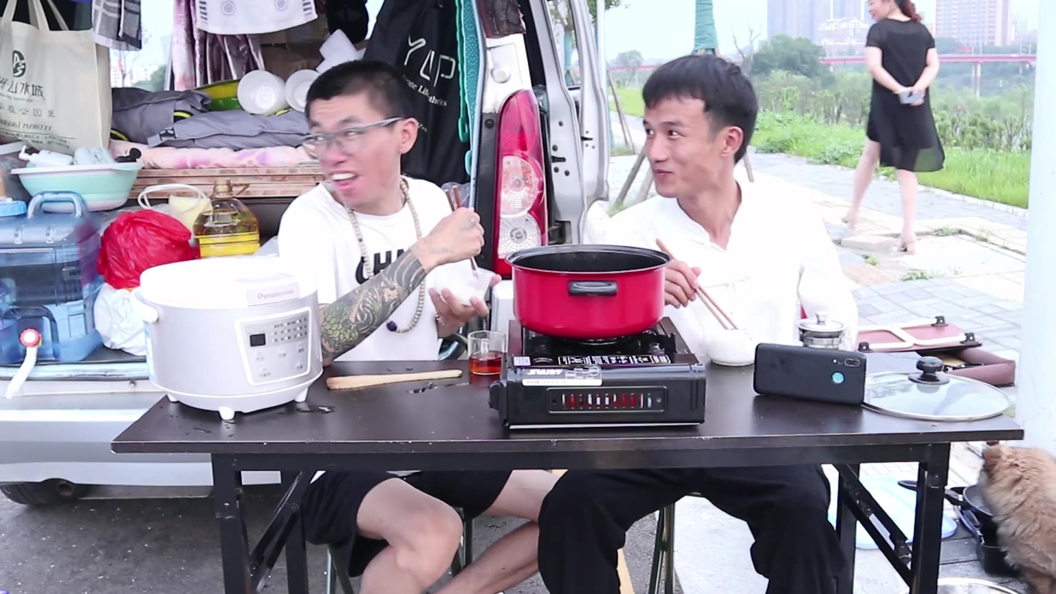 面包车环华自驾游,户外干锅腊肉爽翻了,大妈好奇观猴